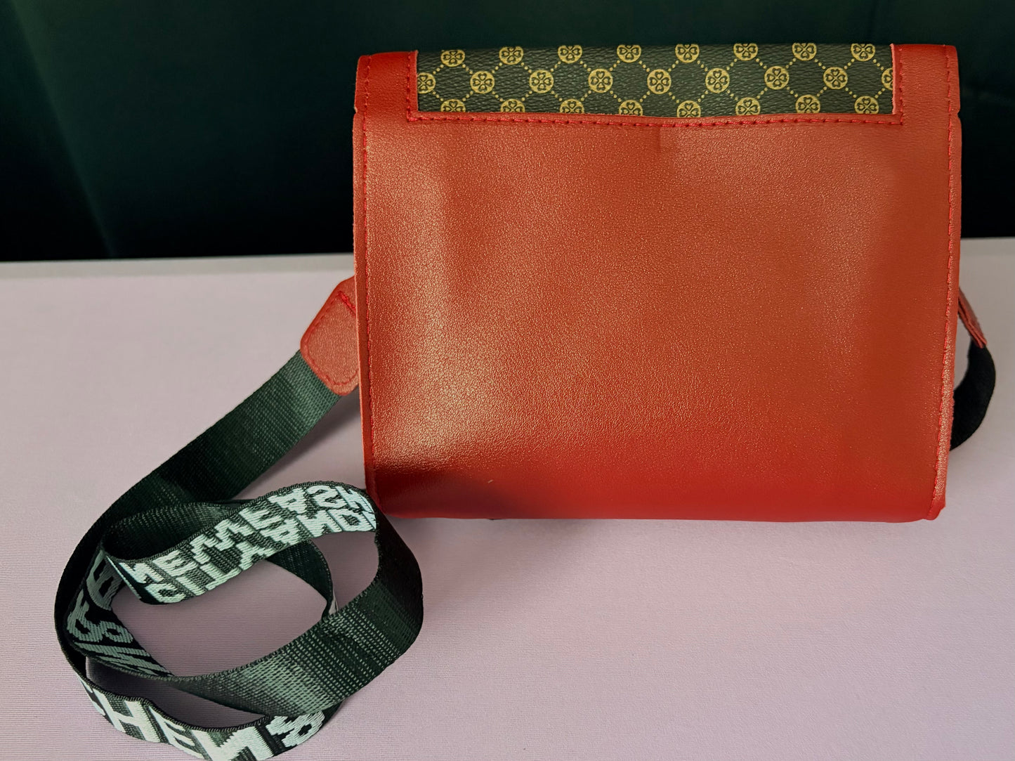 Crossbody colored trim design bag