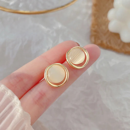 Gold pearl earring