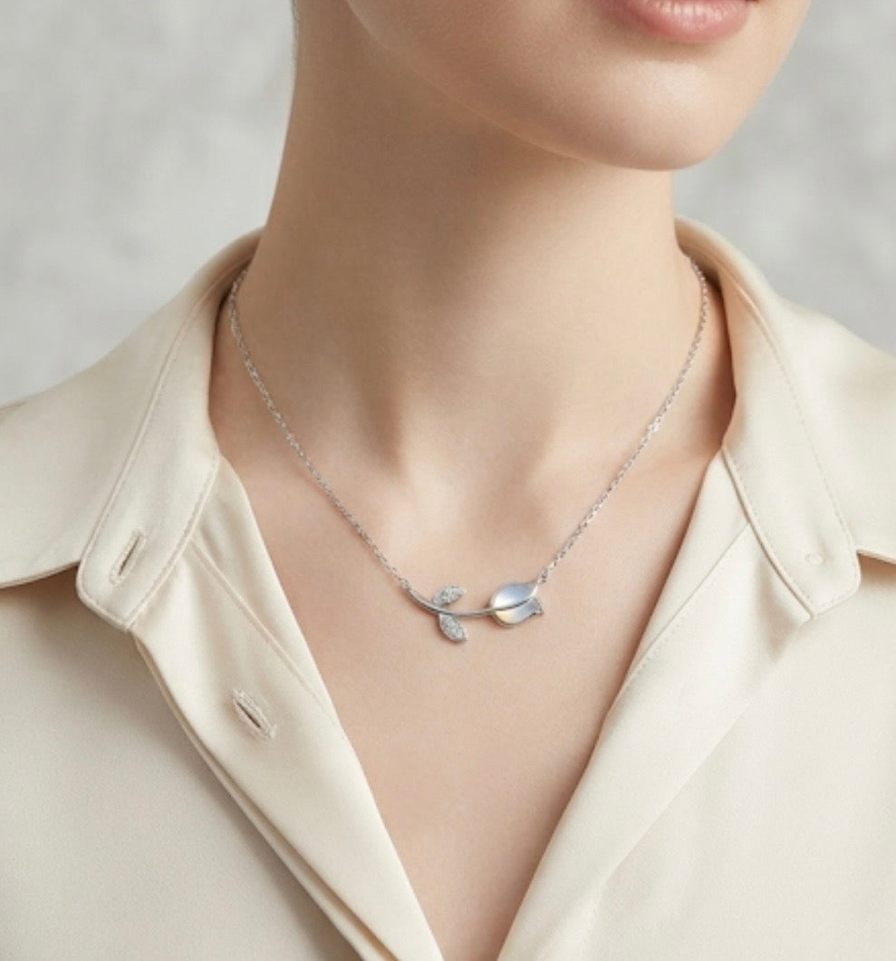 Small silver Rose pendant necklace